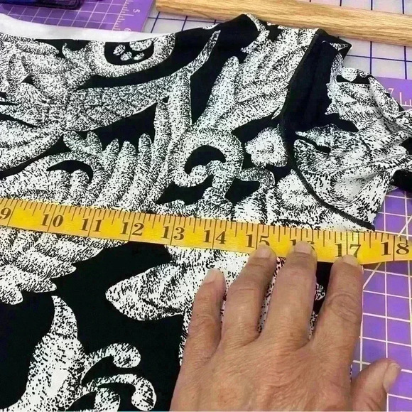 Eva Varro black/white tunic sz S,3/4 Flowy bottom sleeve, stunning peacock print - Picture 6 of 7